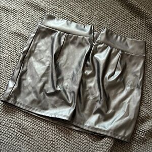 Stylish Black Wet-Look Skirt (Zipper issue)